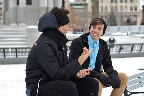 Dos personas hablando al aire libre