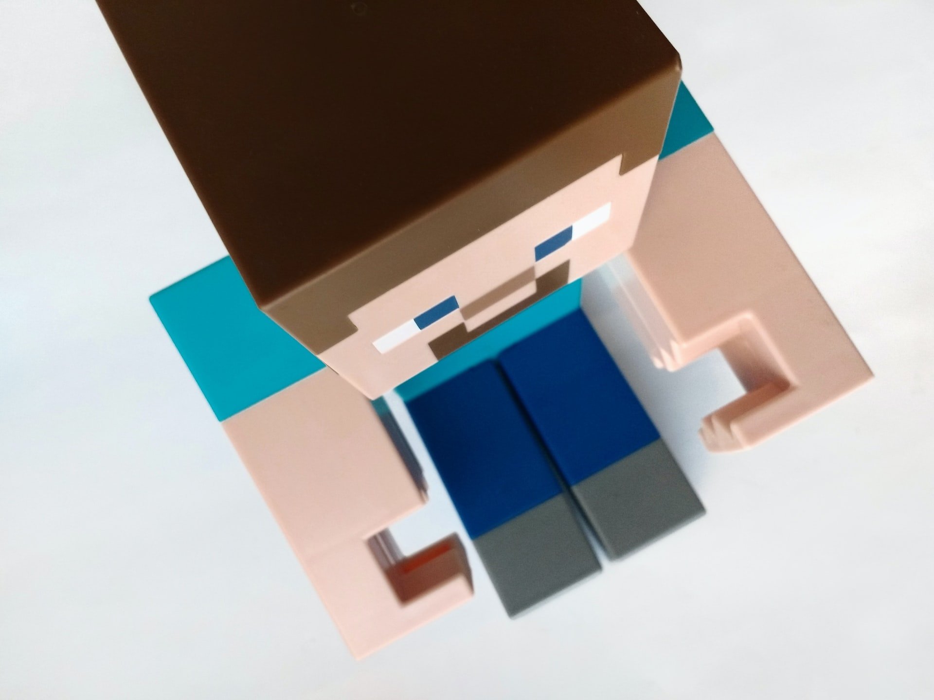 Tres adolescentes son encarcelados por intentar volar un edificio... En Minecraft