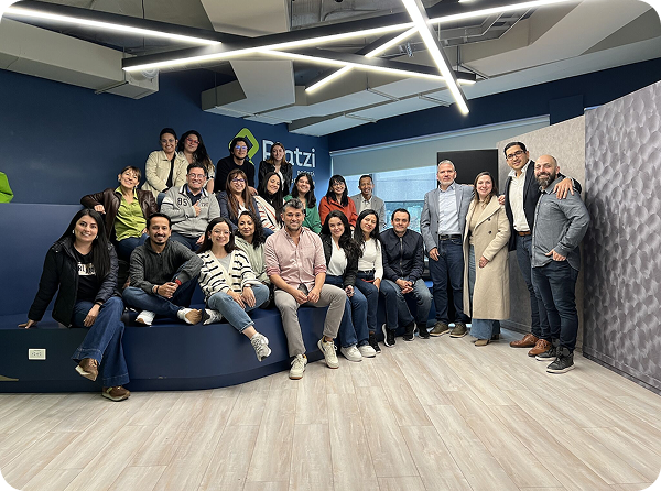 Equipo de Davivienda en una sesión de capacitación
