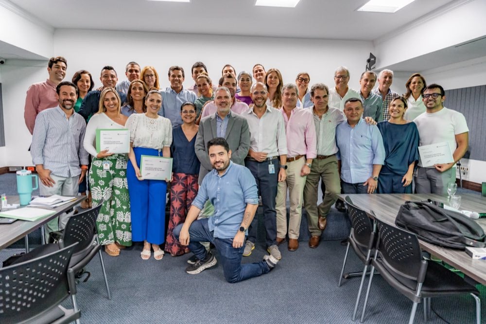 La cohorte completa del Programa Ejecutivo presencial reunida al cierre del programa