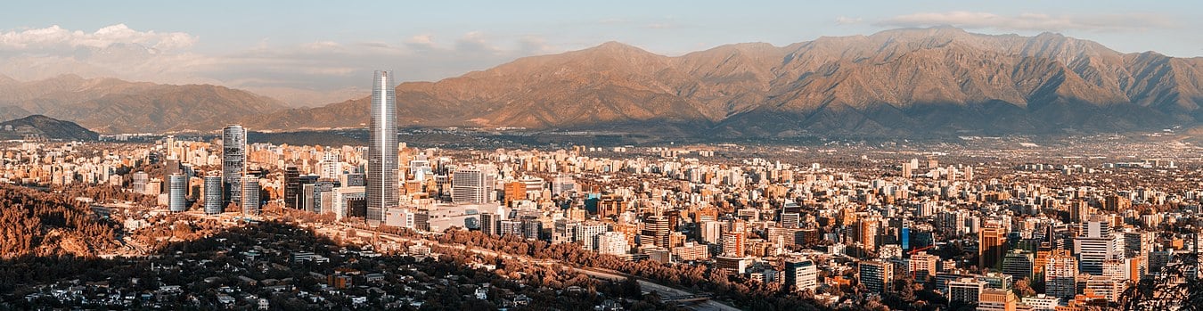 1350px-Santiago_de_Chile,_Desde_Cerro_San_Cristóbal.jpg