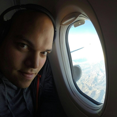 Vinny Vasquez junto a la ventana de un avión