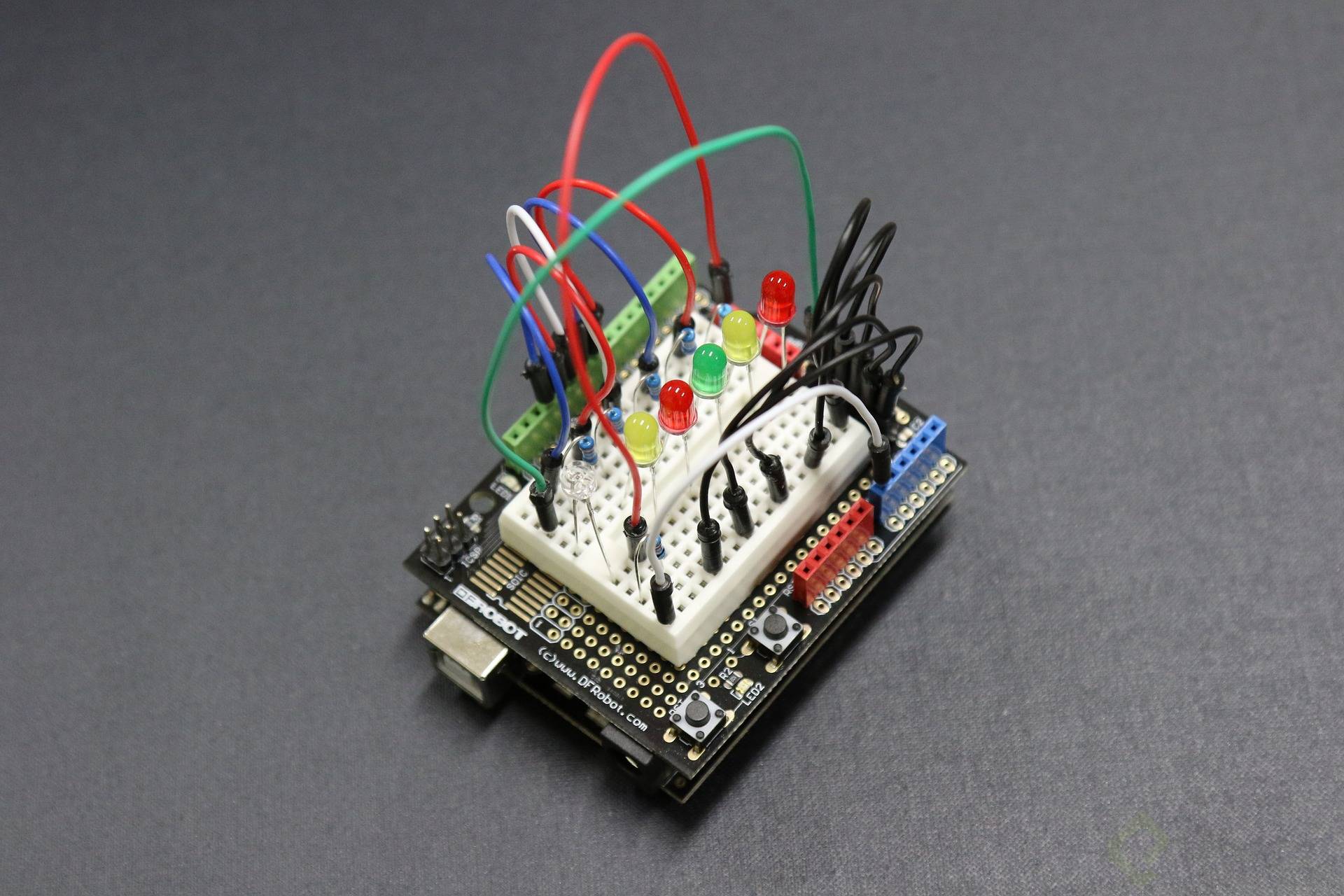 Arduino y protoboard con varios leds