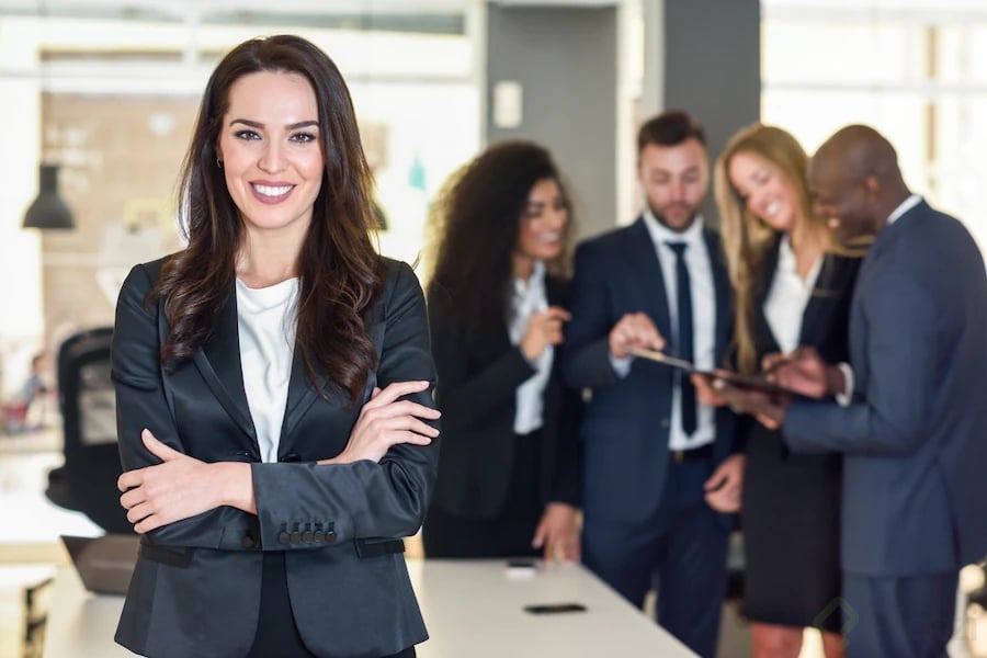 businesswoman-leader-modern-office-with-businesspeople-workin_1139-955.png
