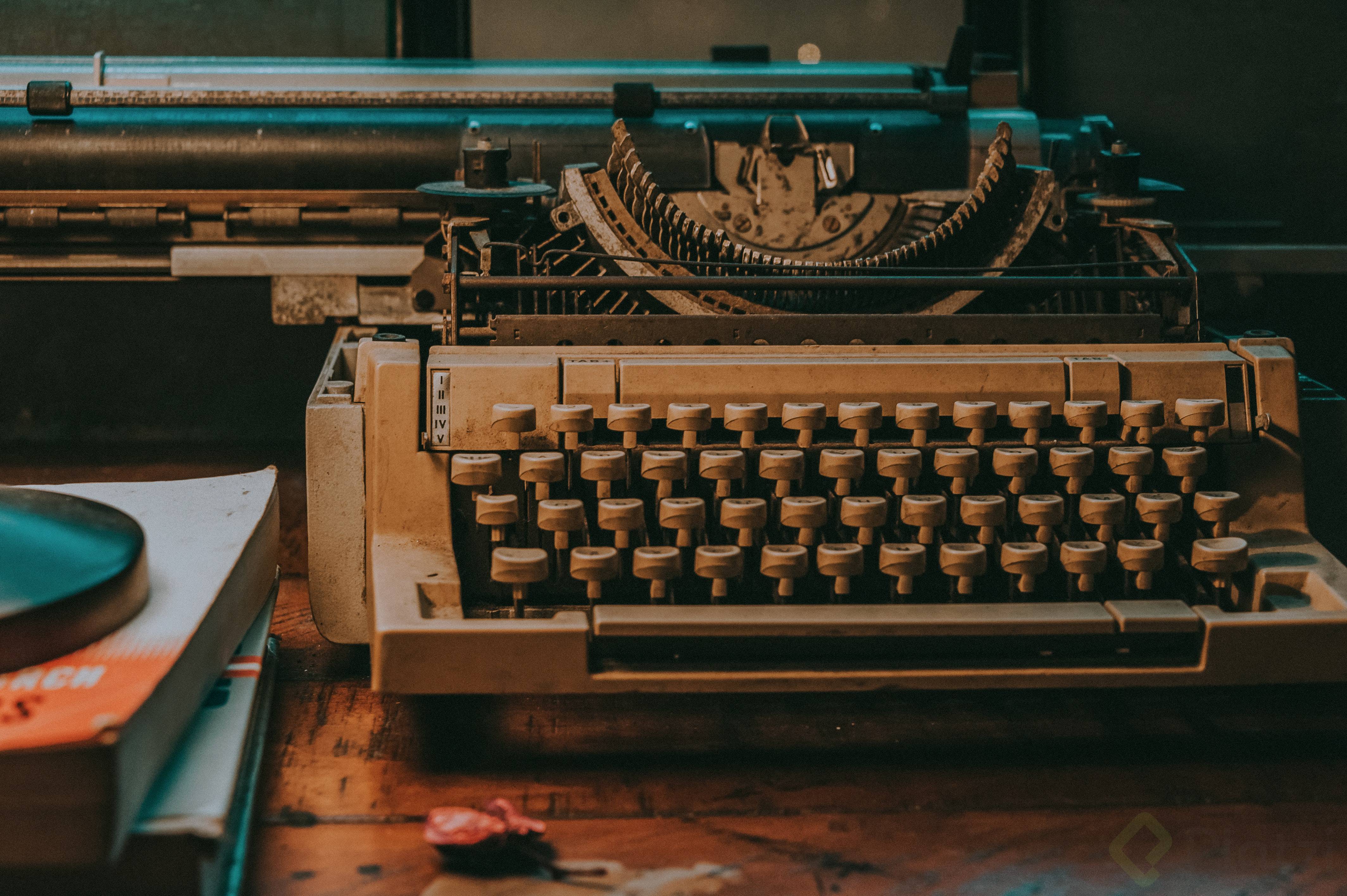 close-up-photo-of-vintage-typewriter-1425146.jpg