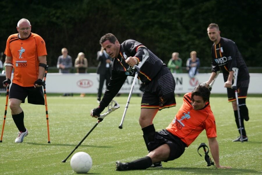 personas con discapacidad jugando fútbol.jpg