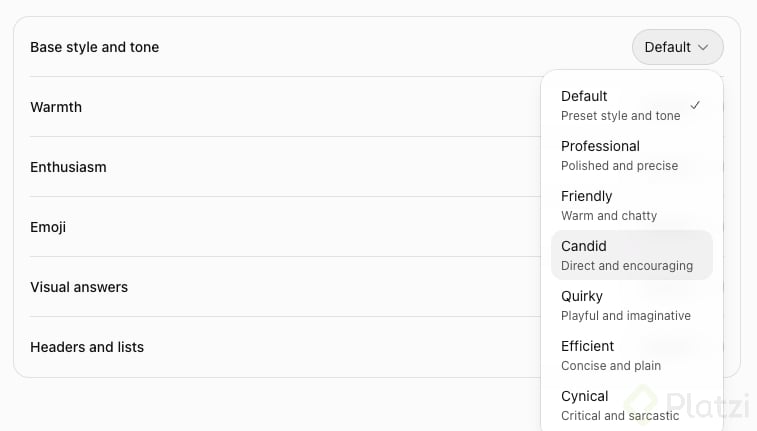 Menú de Personalización de ChatGPT con las opciones de estilo y tono base: Default, Professional, Friendly, Candid, Quirky, Efficient y Cynical